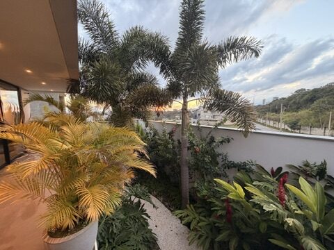 Casa Contemporânea com Rooftop no Condomínio Bougainville