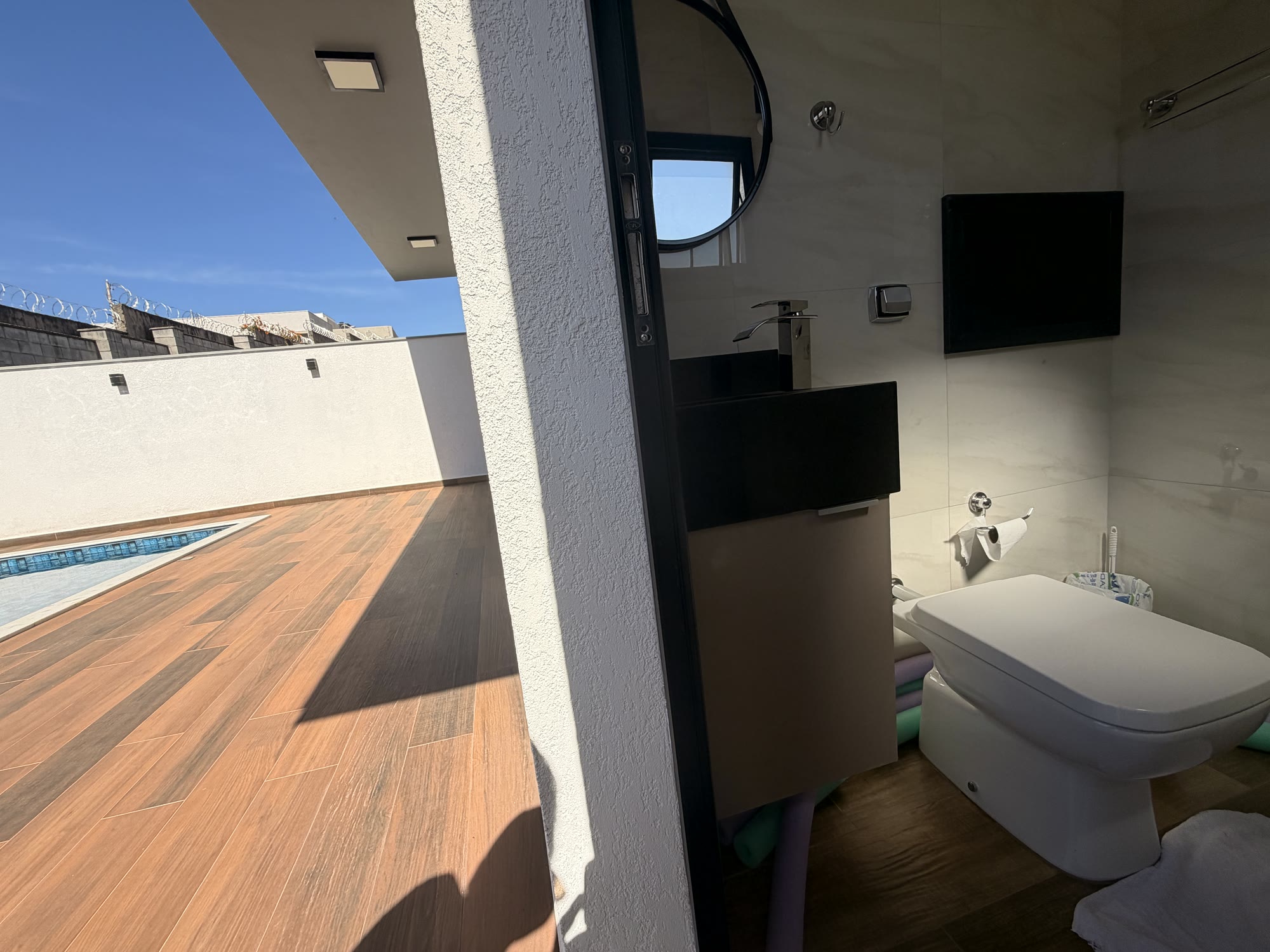Casa contemporânea com integração à piscina — Condomínio Pampulha