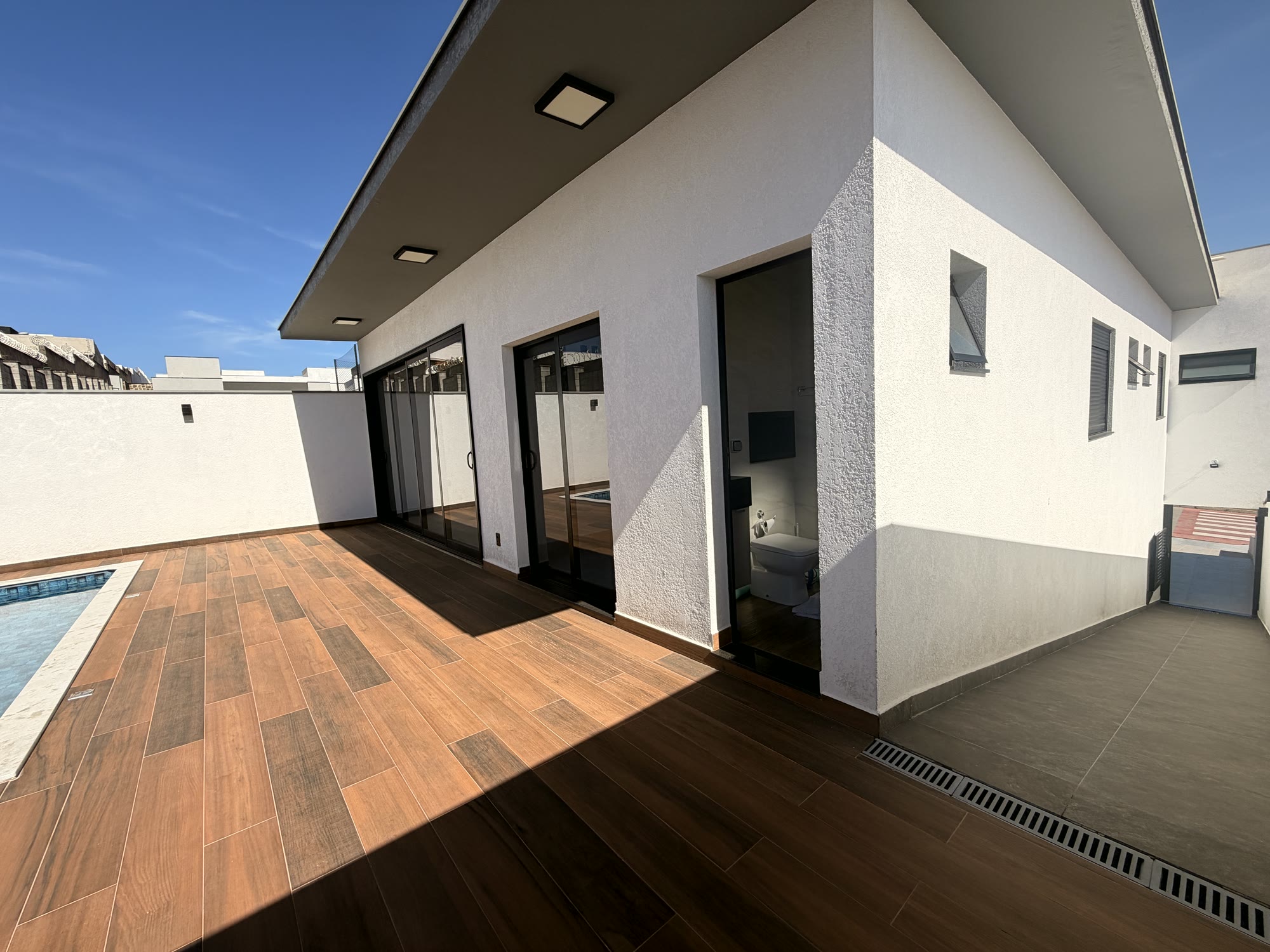 Casa contemporânea com integração à piscina — Condomínio Pampulha