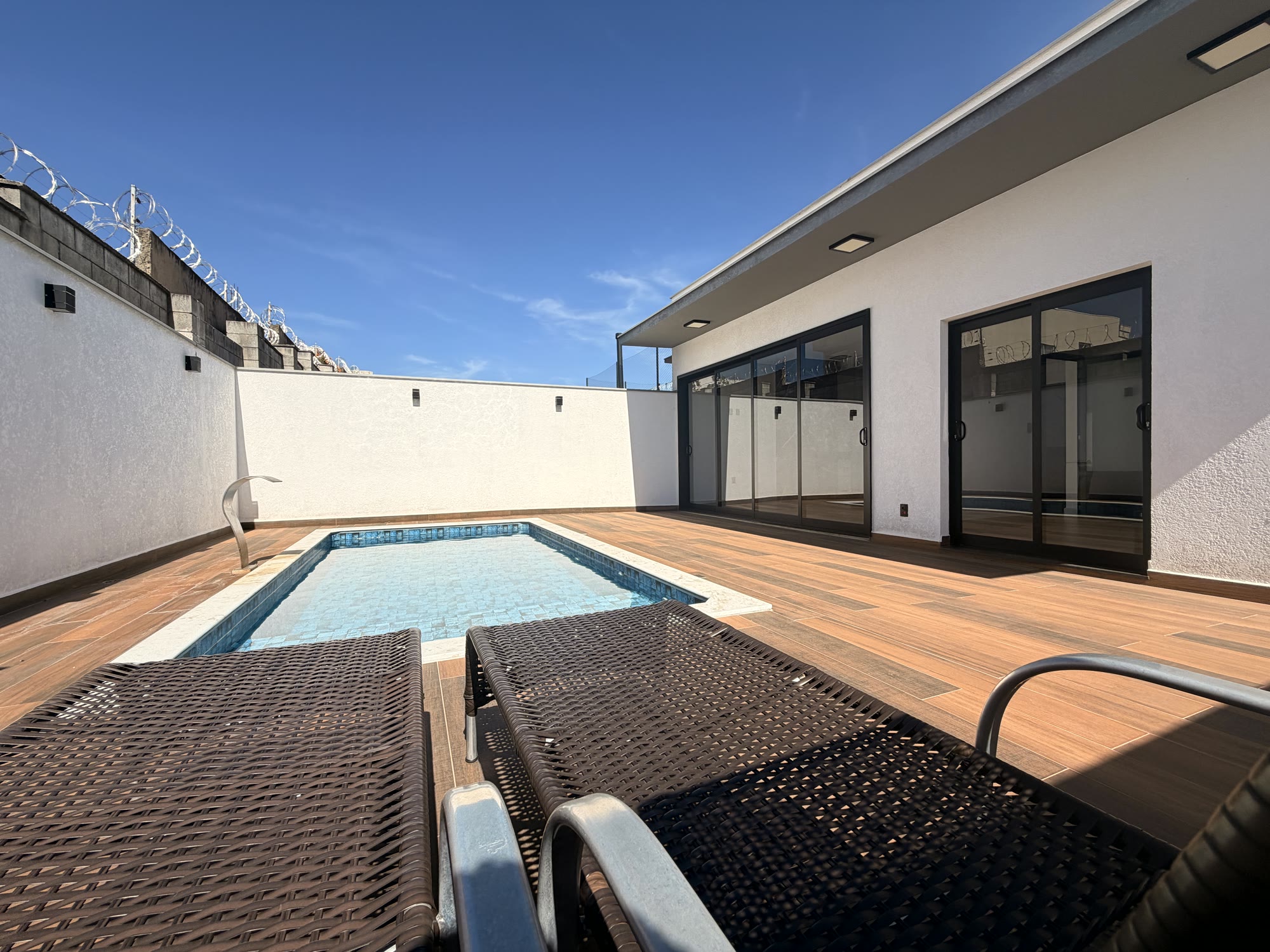 Casa contemporânea com integração à piscina — Condomínio Pampulha