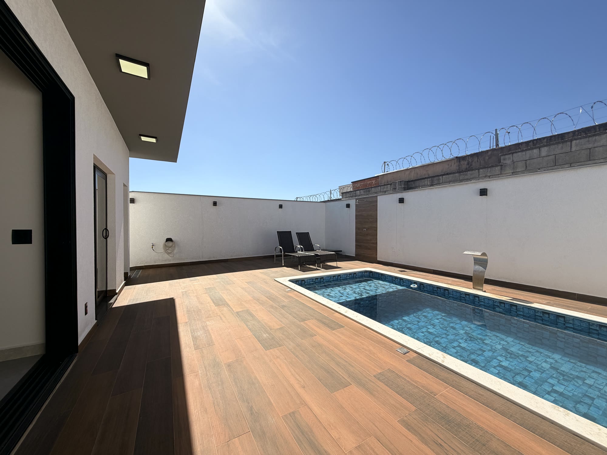 Casa contemporânea com integração à piscina — Condomínio Pampulha