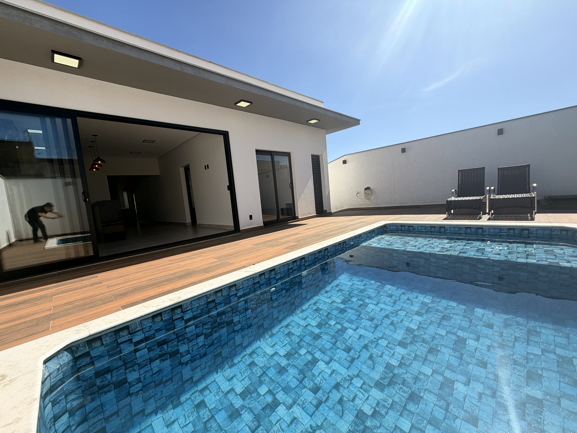 Casa contemporânea com integração à piscina — Condomínio Pampulha