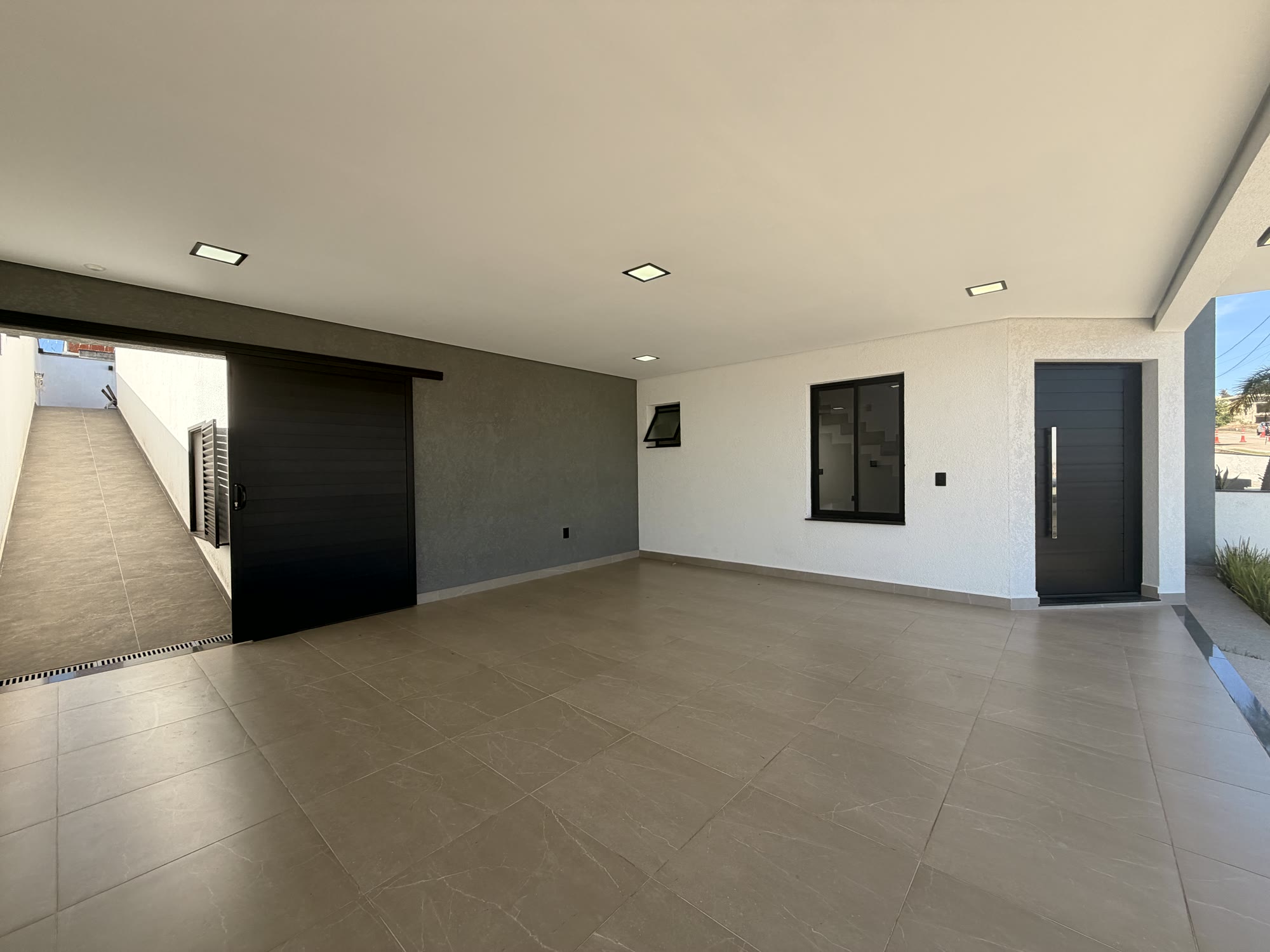 Casa contemporânea com integração à piscina — Condomínio Pampulha