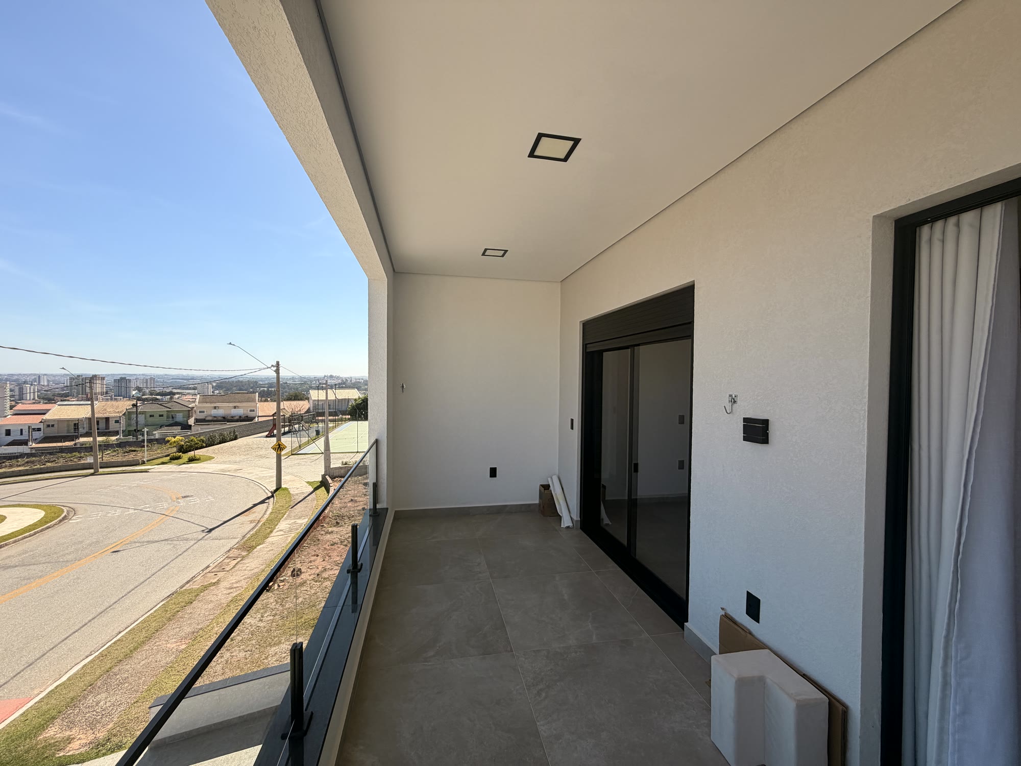 Casa contemporânea com integração à piscina — Condomínio Pampulha