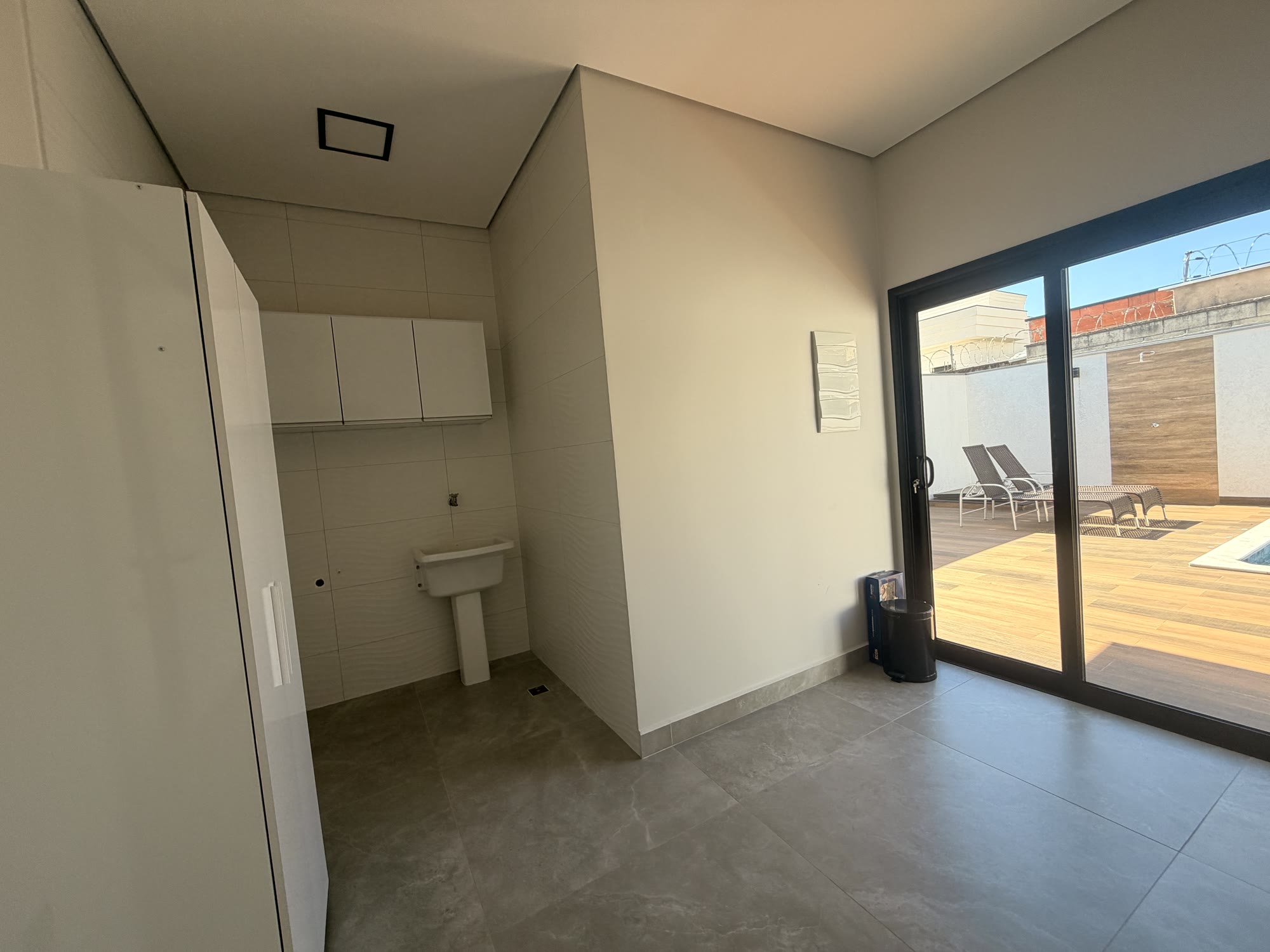 Casa contemporânea com integração à piscina — Condomínio Pampulha