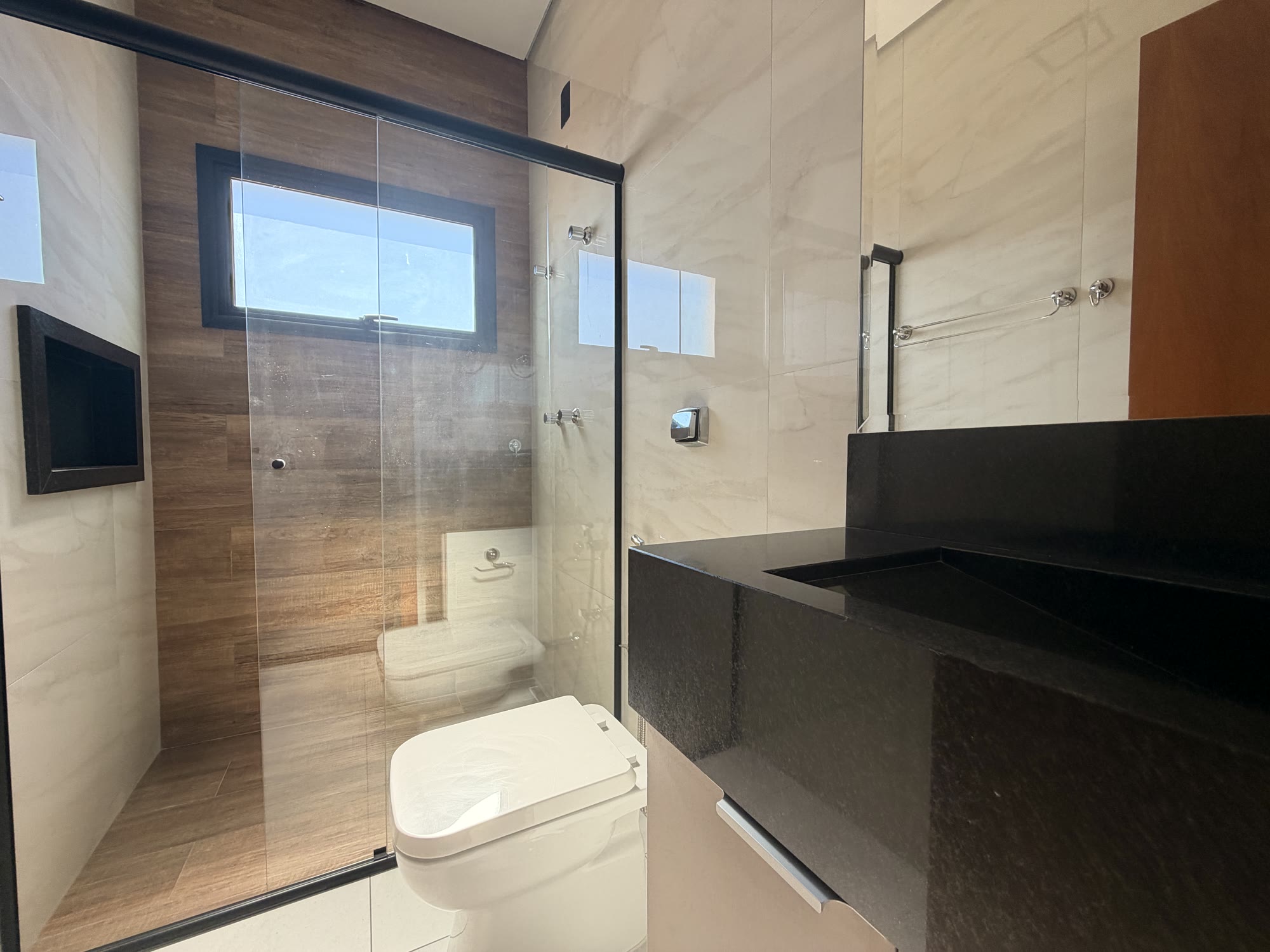 Casa contemporânea com integração à piscina — Condomínio Pampulha