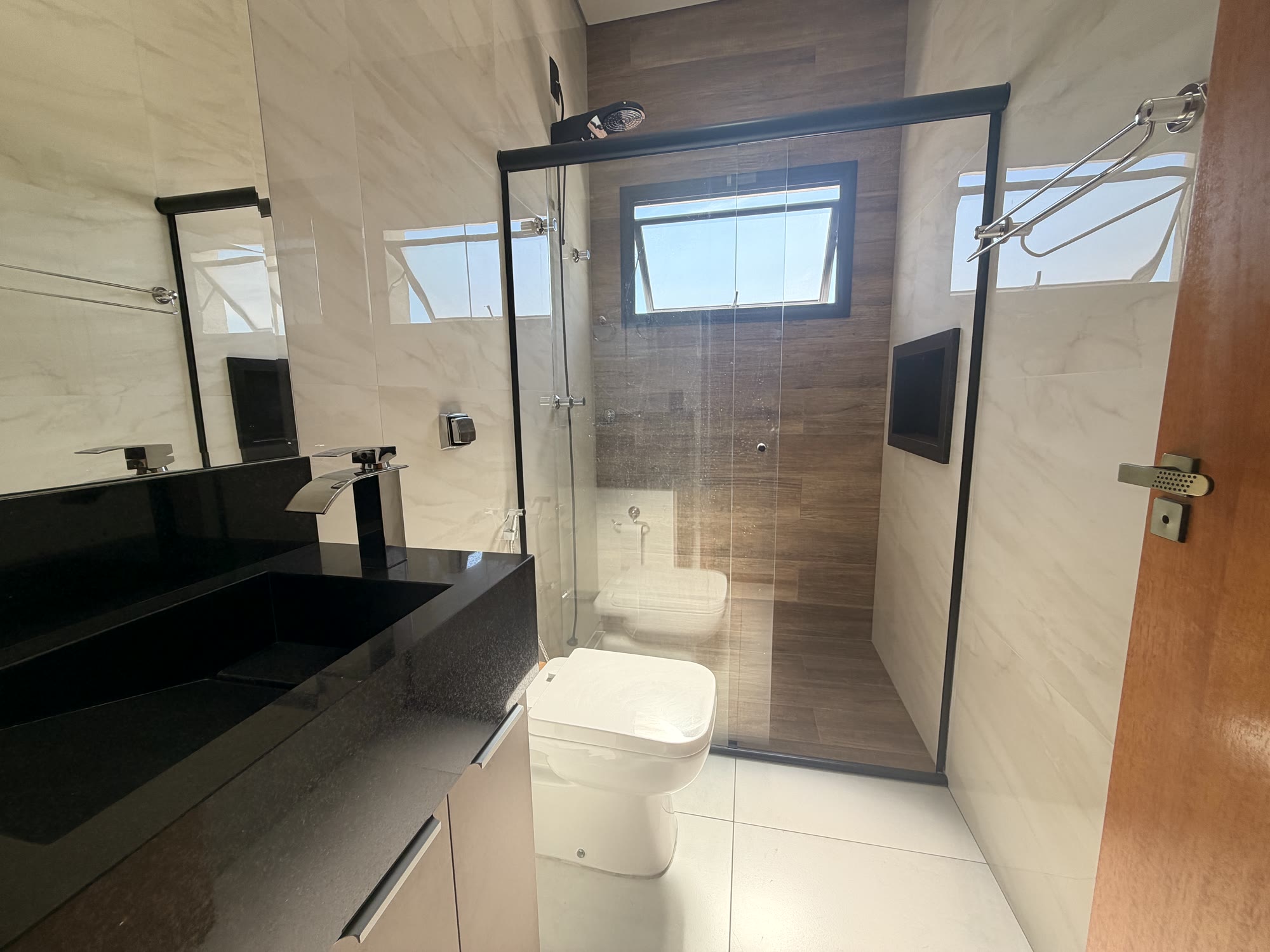 Casa contemporânea com integração à piscina — Condomínio Pampulha