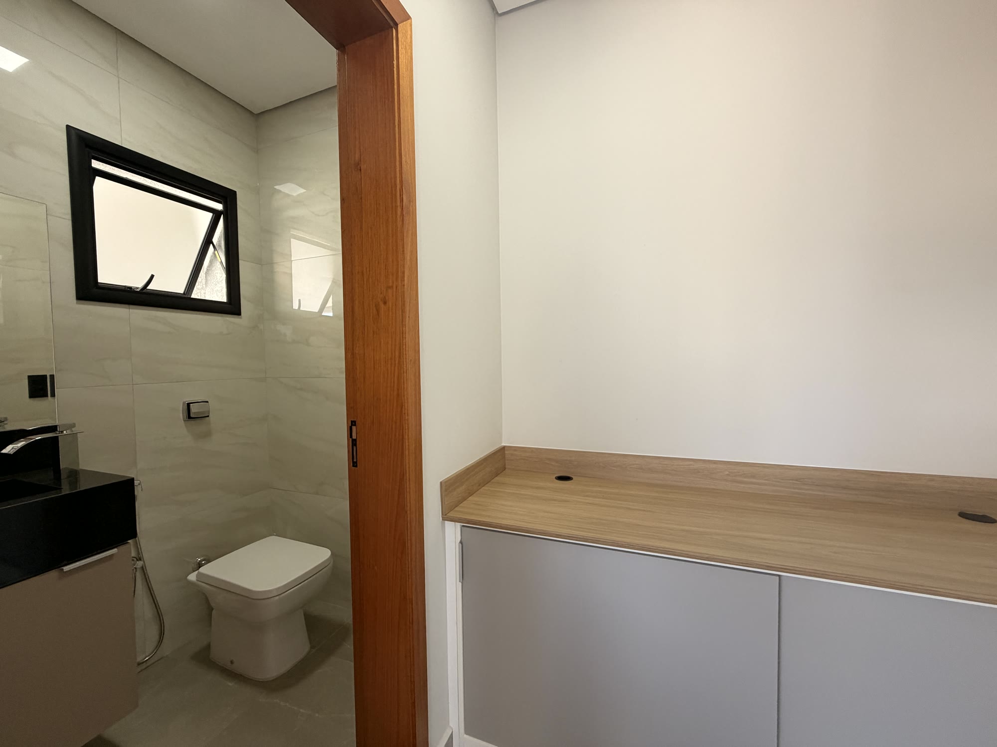 Casa contemporânea com integração à piscina — Condomínio Pampulha