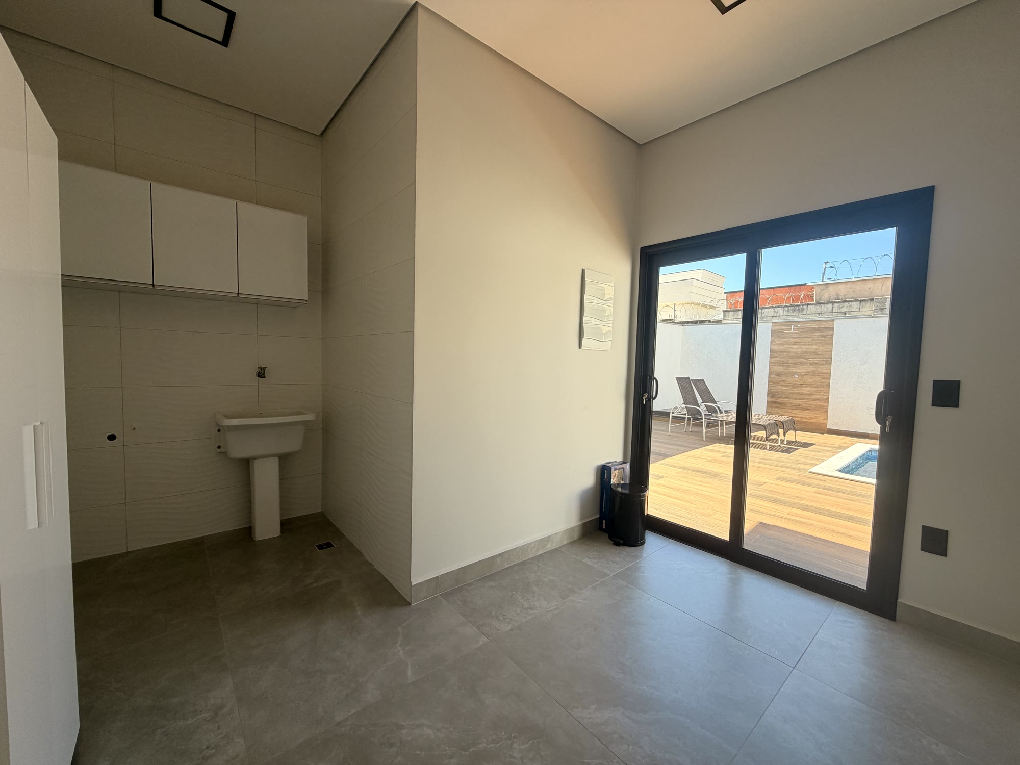 Casa contemporânea com integração à piscina — Condomínio Pampulha